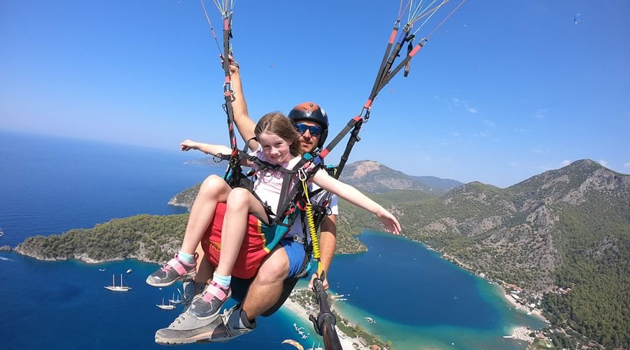 费特希耶厄吕代尼兹的儿童可以滑翔伞吗？